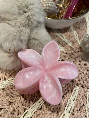 Pink Marbled Flower Hair Clip 🌸